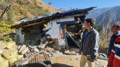 Dar,a village of Darma valley in Dharchula area of Uttarakhand’s Pithoragarh district is gradually sliding downhill with many houses getting damaged and developing cracks. (HT PHOTO.)
