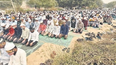Muslims offer namaz at Hero Honda Chowk in Gurugram on Friday. (Vipin Kumar/HT PHOTO) Muslims offer namaz at Hero Honda Chowk in Gurugram on Friday. (Vipin Kumar/HT PHOTO)