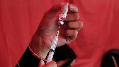 A health worker prepares a dose of Covishield’s Covid-19 vaccine at a vaccination centre in New Delhi. (Bloomberg) A health worker prepares a dose of Covishield’s Covid-19 vaccine at a vaccination centre in New Delhi. (Bloomberg)
