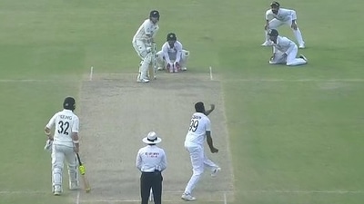 Mayank Agarwal fielding on his knees (Twitter grab)