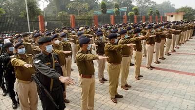 Bihar police officers take oath during 'Nasha Mukti Diwas' at Sardar Patel Bhawan in Patna on Friday. (Santosh Kumar/Ht Photo) Bihar police officers take oath during 'Nasha Mukti Diwas' at Sardar Patel Bhawan in Patna on Friday. (Santosh Kumar/Ht Photo)