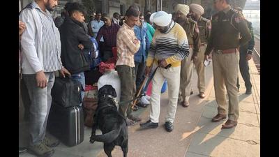The Ludhiana railway station has three entry points, but one luggage scanner, which usually remains defunct, adding to the railway station’s vulnerabilities. (Harsimar Pal Singh/HT) The Ludhiana railway station has three entry points, but one luggage scanner, which usually remains defunct, adding to the railway station’s vulnerabilities. (Harsimar Pal Singh/HT)