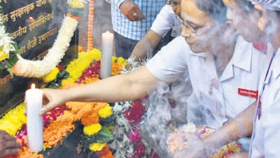 Nurses pay homage to the victims at Cama Hospital, one of the places targeted by the terrorists on 26/11 terror attacks. (HT PHOTO) Nurses pay homage to the victims at Cama Hospital, one of the places targeted by the terrorists on 26/11 terror attacks. (HT PHOTO)
