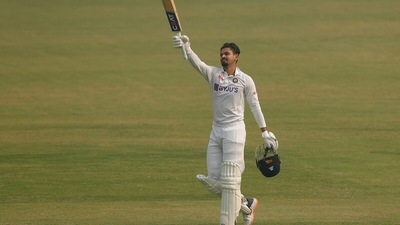 Shreyas Iyer acknowledges the crowd.&nbsp; (BCCI)
