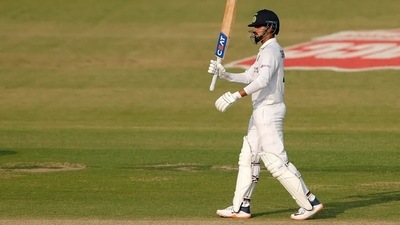 Shreyas Iyer acknowledges the crowd.&nbsp; (BCCI)
