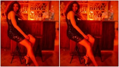 In minimal makeup – nude eyeshadow, mascara-laden eyelashes, drawn eyebrows, contoured cheeks and a nude shade of lipstick, Karishma was ready to chill on Friday. (Instagram/@karishmaktanna) In minimal makeup – nude eyeshadow, mascara-laden eyelashes, drawn eyebrows, contoured cheeks and a nude shade of lipstick, Karishma was ready to chill on Friday. (Instagram/@karishmaktanna)