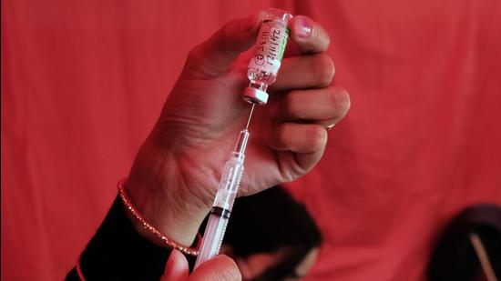 A health worker prepares a dose of Covishield’s Covid-19 vaccine at a vaccination centre in New Delhi. (Bloomberg)