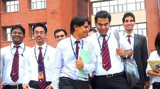 With lack of job opportunities for graduates and professionals in the job market, MBA and MMS courses witness a steady rise in the state of Maharashtra . (HT File)