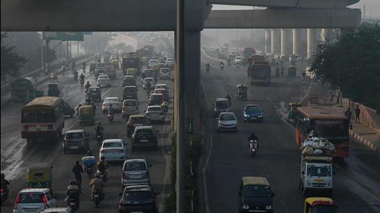 People commute along a street amid smoggy conditions in New Delhi on Thursday. Delhi’s air quality worsened to ‘severe’ on Friday morning. (AFP) People commute along a street amid smoggy conditions in New Delhi on Thursday. Delhi’s air quality worsened to ‘severe’ on Friday morning. (AFP)