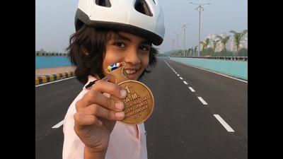Shiok Deshmukh of Navi Mumbai, who won gold in State-level skateboard meet recently. (HT PHOTO) Shiok Deshmukh of Navi Mumbai, who won gold in State-level skateboard meet recently. (HT PHOTO)