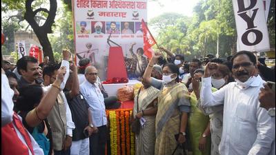 Farmers and activists of local political parties take part in a rally to pay tribute to farmers who lost their lives in the Lakhimpur Kheri protest against the Central government's agricultural laws on Saturday. (Vijay Bate/HT PHOTO) Farmers and activists of local political parties take part in a rally to pay tribute to farmers who lost their lives in the Lakhimpur Kheri protest against the Central government's agricultural laws on Saturday. (Vijay Bate/HT PHOTO)
