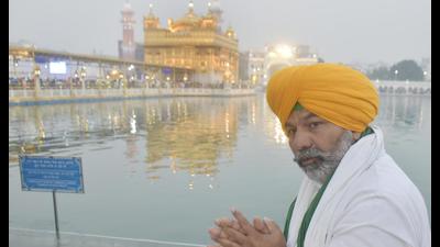 BKU leader Rakesh Tikait paying obeisance at the Golden Temple in Amritsar on Saturday. (Sameer Sehgal/HT) BKU leader Rakesh Tikait paying obeisance at the Golden Temple in Amritsar on Saturday. (Sameer Sehgal/HT)