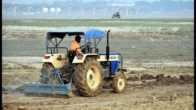 Workers busy levelling the ground for the tent city of Magh Mela-2022 on the banks of Sangam in Prayagraj (HT Photo) Workers busy levelling the ground for the tent city of Magh Mela-2022 on the banks of Sangam in Prayagraj (HT Photo)