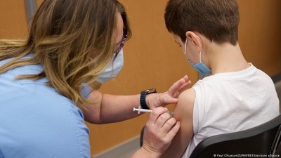 Fact check: Should 5- to 11-year-olds be vaccinated against Covid-19? (Paul Chiasson/ZUMAPRESS/picture alliance) Fact check: Should 5- to 11-year-olds be vaccinated against Covid-19? (Paul Chiasson/ZUMAPRESS/picture alliance)
