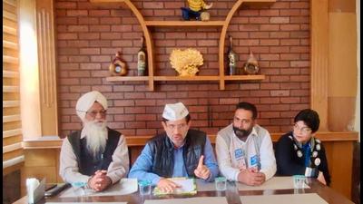 AAP state spokesperson Lovleen Tuteja criticised Haryana home minister Anil Vij for poor health services in the state while addressing a press conference in the Ambala Cantonment on Saturday. (HT Photo)