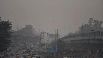 A view of traffic Delhi recorded an AQI of 402 on Saturday. (Sanjeev Verma/HT PHOTO) A view of traffic Delhi recorded an AQI of 402 on Saturday. (Sanjeev Verma/HT PHOTO)