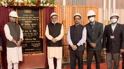 Bihar Chief Minister Nitish Kumar with Union power minister RK Sinha in Begusarai on Saturday. (Santosh Kumar/HT Photo) Bihar Chief Minister Nitish Kumar with Union power minister RK Sinha in Begusarai on Saturday. (Santosh Kumar/HT Photo)