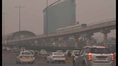 A thick layer of smog engulfed the city on Saturday morning. (Vipin Kumar/HT PHOTO) A thick layer of smog engulfed the city on Saturday morning. (Vipin Kumar/HT PHOTO)