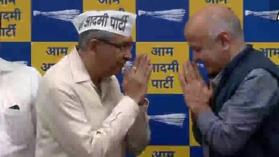 Congress' Mukesh Goel welcomed into AAP by Manish Sisodia. (ANI Twitter) Congress' Mukesh Goel welcomed into AAP by Manish Sisodia. (ANI Twitter) 