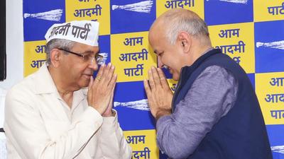 Former Congress leader Mukesh Goel greets Delhi deputy chief minister Manish Sisodia as he joins Aam Aadmi Party on Saturday. (ANI) Former Congress leader Mukesh Goel greets Delhi deputy chief minister Manish Sisodia as he joins Aam Aadmi Party on Saturday. (ANI)