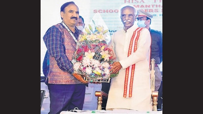 Haryana governor Bandaru Dattatreya being welcomed at a school leadership summit in the Ambala Cantonment on Saturday. (HT Photo)