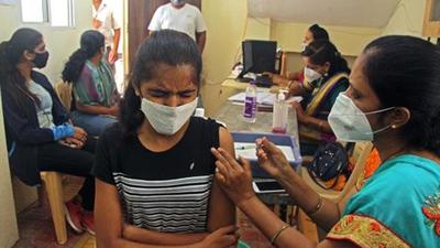 Pune district also saw 60,053 vaccinations on the day as per the Co-WIN dashboard on Saturday and in total 12,999,660. Of which 8,070,192 are first doses and 4,929,468 are second doses. (HT PHOTO)