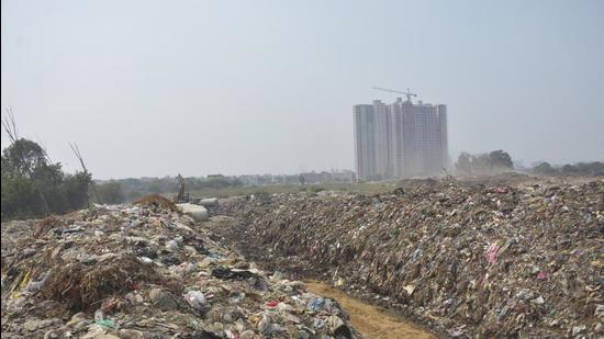 Currently, the Ghaziabad municipal corporation does not have the resources to process around 700 tones of solid waste per day. (HT Archive)
