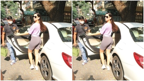 Nora was clicked by paparazzi outside her dance class in Khar.(HT Photos/Varinder Chawla)