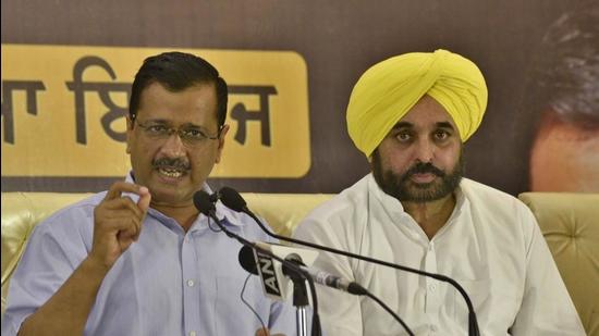 Aam Aadmi Party leader and Delhi chief minister Arvind Kejriwal joined the protest of contractual teachers in poll-bound Punjab. AAP president Bhagwant Mann was also present. (HT file photo)