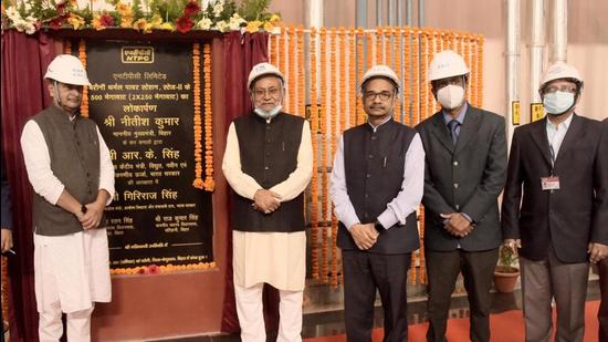 Bihar Chief Minister Nitish Kumar with Union power minister RK Sinha in Begusarai on Saturday. (Santosh Kumar/HT Photo) Bihar Chief Minister Nitish Kumar with Union power minister RK Sinha in Begusarai on Saturday. (Santosh Kumar/HT Photo)