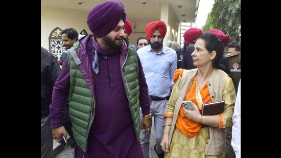 Punjab Congress president Navjot Singh Sidhu with wife Navjot Kaur Sidhu after attending a public meeting in Amritsar on Saturday. (Sameer Sehgal/HT)