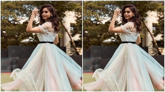 Aamna posed in a white dress with dramatic sleeves and frills from the waist down.(Instagram/@aamnasharifofficial)