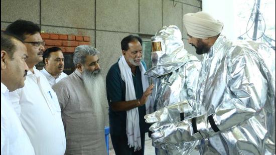There are not enough safety suits for firefighters in Ludhiana. Only 15 safety suits have been purchased against around 100 leading firefighters, and drivers in the fire brigade. The department says more suits will be purchased. (Representative Image/HT File) There are not enough safety suits for firefighters in Ludhiana. Only 15 safety suits have been purchased against around 100 leading firefighters, and drivers in the fire brigade. The department says more suits will be purchased. (Representative Image/HT File)