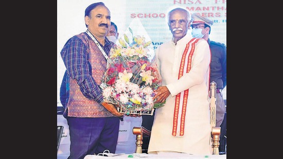 Haryana governor Bandaru Dattatreya being welcomed at a school leadership summit in the Ambala Cantonment on Saturday. (HT Photo)