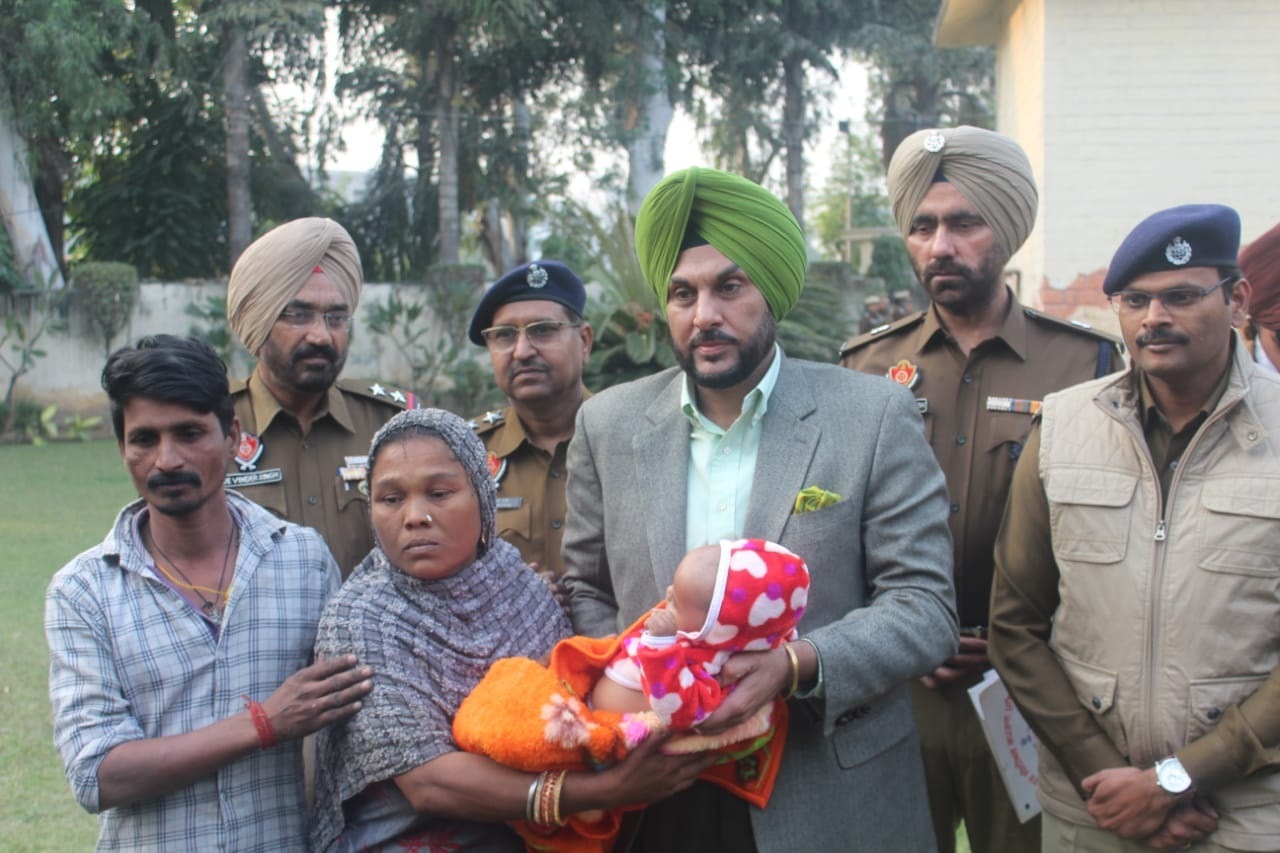 Commissioner of police Gurpreet Singh Bhullar handing over the kidnapped infant to his parents. (Gurpreet Singh/HT) Commissioner of police Gurpreet Singh Bhullar handing over the kidnapped infant to his parents. (Gurpreet Singh/HT)