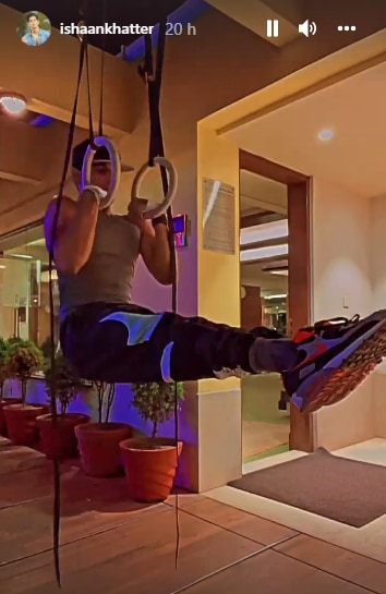 Ishaan Khatter pulls up on gymnastic rings during home workout (Instagram/ishaankhatter)