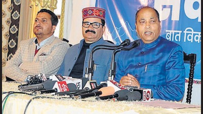 The cops demanded reduction in their contractual period from eight years to two years, better housing facilities and ration allowance while staging a protest outside chief minister Jai Ram Thakur’s official residence in Shimla. (HT File Photo)