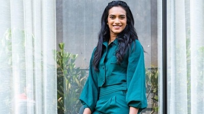 PV Sindhu goes bold in co-ords, sizzles in a pine green crop top and trousers (Instagram/pvsindhu1) PV Sindhu goes bold in co-ords, sizzles in a pine green crop top and trousers (Instagram/pvsindhu1)