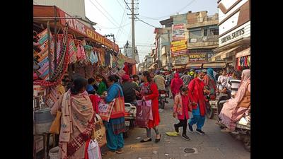 Scores of sellers in small markets around Ambala’s old cloth market and Cantonment’s Sadar Bazar have put their products on display at least six to seven feet outside their shops. (HT photo) Scores of sellers in small markets around Ambala’s old cloth market and Cantonment’s Sadar Bazar have put their products on display at least six to seven feet outside their shops. (HT photo)