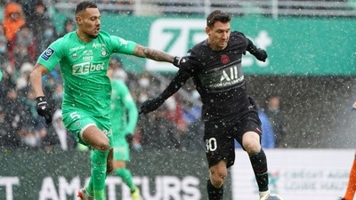 PSG's Lionel Messi, right, challenges for the ball with Saint-Etienne's Timothee Kolodziejczak during the French League One soccer between Saint-Etienne and Paris Saint Germain, in Saint-Etienne, central France, Sunday, Nov. 28, 2021. (AP) PSG's Lionel Messi, right, challenges for the ball with Saint-Etienne's Timothee Kolodziejczak during the French League One soccer between Saint-Etienne and Paris Saint Germain, in Saint-Etienne, central France, Sunday, Nov. 28, 2021. (AP)
