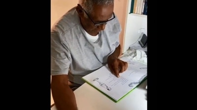 The image shows the elderly man reading a book. (rebeca.scs) The image shows the elderly man reading a book. (rebeca.scs)