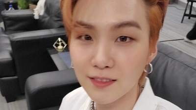 BTS member Suga shared a selfie on Weverse and wished fans a good night.&nbsp; 