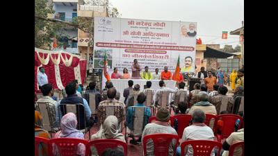 Tourism minister Neelkanth Tiwari at a function in Telia Nala Ghat park in Varanasi on Sunday (ht photo) Tourism minister Neelkanth Tiwari at a function in Telia Nala Ghat park in Varanasi on Sunday (ht photo)