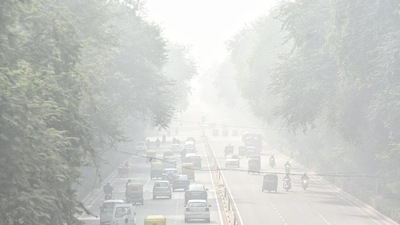 Traffic seen at amid low visibility due to dense smog, at ITO on Sunday. (Sanchit Khanna/HT)