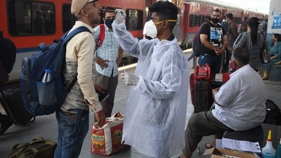 A health worker collects swab samples of passengers at Mumbai railway station. (Bhushan Koyande/HT) A health worker collects swab samples of passengers at Mumbai railway station. (Bhushan Koyande/HT)