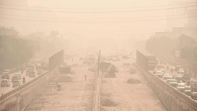 Heavy smog at an under construction site on Sohna Road near Subash Chowk in Gurugram . (HT archive) Heavy smog at an under construction site on Sohna Road near Subash Chowk in Gurugram . (HT archive)