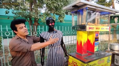The image shows the gol gappa vending machine and an AI-powered robot. (YouTube/FOODY VISHAL)
