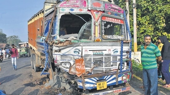 Nadia: A damaged truck following a road accident at Phulbari area in Nadia district, West Bengal, Sunday, Nov 28, 2021. At least 18 people were killed and 5 others injured Saturday night while the matador they were travelling in met with an accident on the way to a crematorium. (PTI Photo) (PTI11_28_2021_000032B) (PTI)