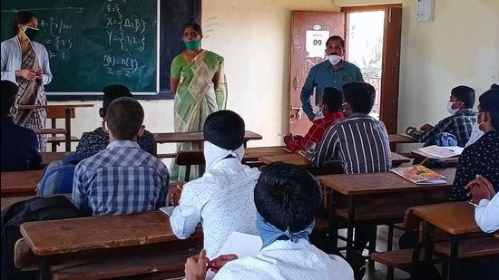 Pune ZP operates 3,639 schools in Pune district. According to officials, the MSEDCL had snapped power of 800 schools. (HT PHOTO)