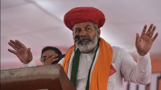 Farmer Leader Rakesh Tikait along with other leaders during the Kisan Mazdoor Mahapanchayat at Azad Maidan. Farmers’ leader, who represents Bharat Kisan Union, Rakesh Tikait on Sunday warned of a major protest on Republic Day if the Central government does not hold talks with them over MSP. (Anshuman Poyrekar/HT Photo)